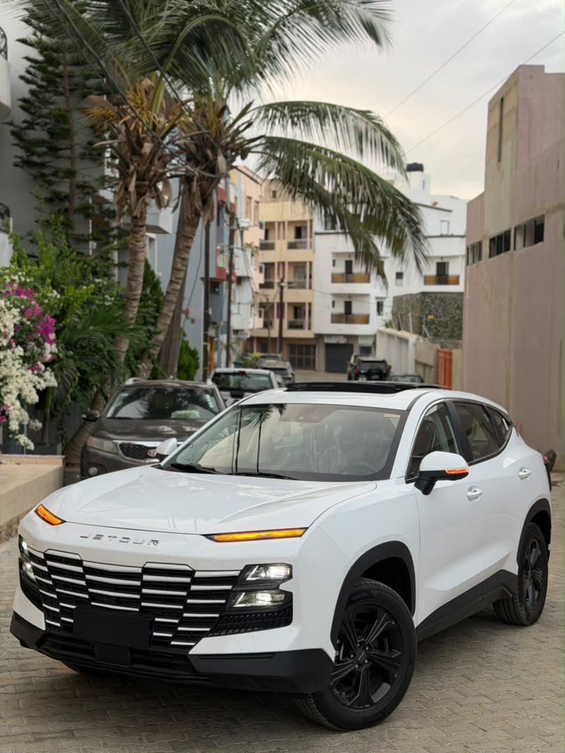 LatyrDiouff's tweet photo. 🚗 JETOUR DASHING 2026 🔥

✨ Année : 2026
📍 Kilométrage : 0 km
⚙️ Boîte : Automatique
⛽ Carburant : Essence
🔋 Moteur : 4 cylindres
📝 Déjà dédouanée

✔️ Grand écran multimédia
✔️ Caméras 360° avant &amp; arrière
✔️ Radars avant &amp; arrière
✔️ Double toit ouvrant

Intérieur👇🏽 https://t.co/GgTBreMzs6