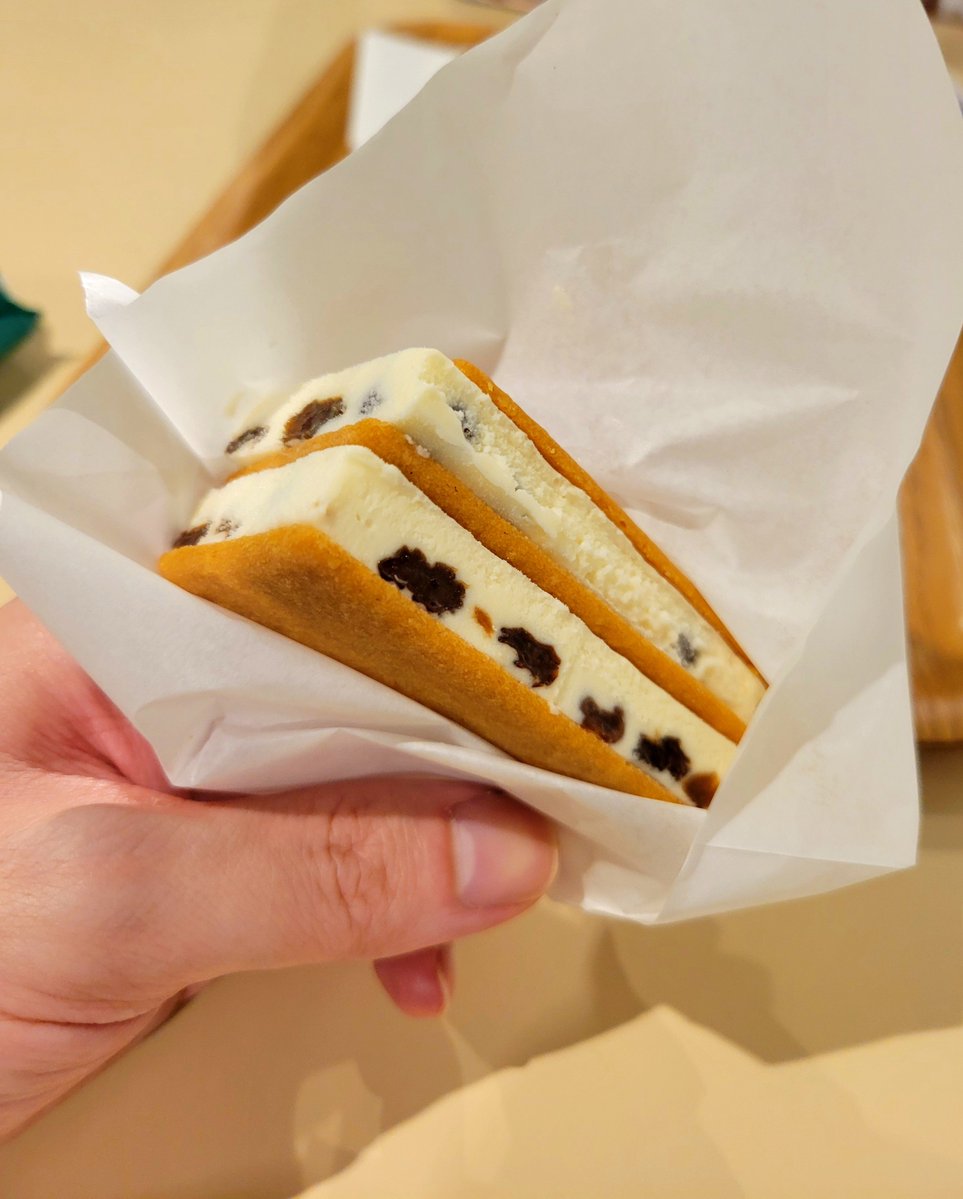 ponet417's tweet photo. 週末札幌行ってきた～
ちょうどオータムフェスやってて
四六時中胃袋パンパンの状態だった、
3日間でソフトクリームは9個食べた
今日からまた現実…🍦 https://t.co/P411qiNA2J