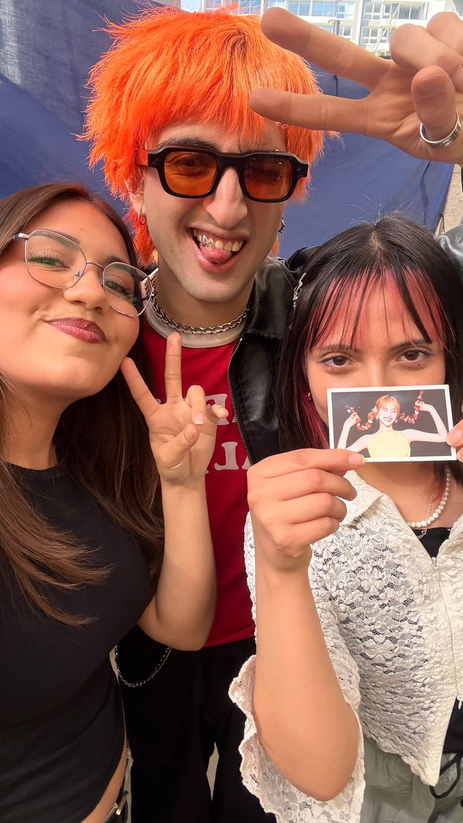 blankbase777's tweet photo. HE’S RIGHT BEHIND US ISN’T HE 😭😭😭😭😭😭😭 https://t.co/XtJWQRN7tI