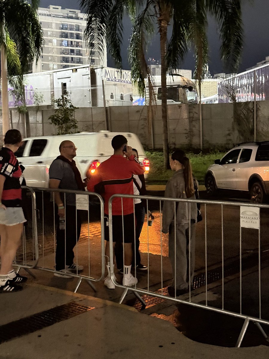 leoverasoficial's tweet photo. Joaquín Freitas deixando o Maracanã ao lado da família, após entrar muito bem e dar a assistência para o gol da vitória do Mengão! ❤️🖤

Participação importantíssima para garantir os três pontos e manter o Flamengo na liderança do Brasileirão. https://t.co/Hyr6Nytp1O