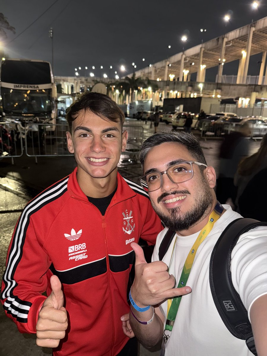 leoverasoficial's tweet photo. Joaquín Freitas deixando o Maracanã ao lado da família, após entrar muito bem e dar a assistência para o gol da vitória do Mengão! ❤️🖤

Participação importantíssima para garantir os três pontos e manter o Flamengo na liderança do Brasileirão. https://t.co/Hyr6Nytp1O