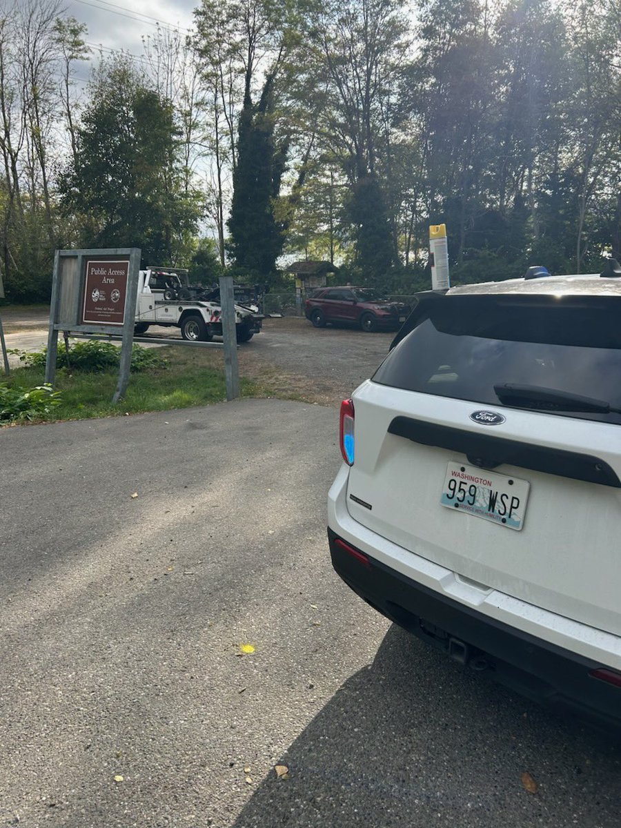 wspd8pio's tweet photo. 🚨#MasonCounty: A tow truck driver was struck by a vehicle while he was on the shoulder making a plan to remove a car from a prior crash at SR 302 near E Nahum Ln. 

The driver was arrested for suspicion of DUI. Tow driver was airlifted to Harbor View for a broken ankle. https://t.co/ZmxccSKBYa