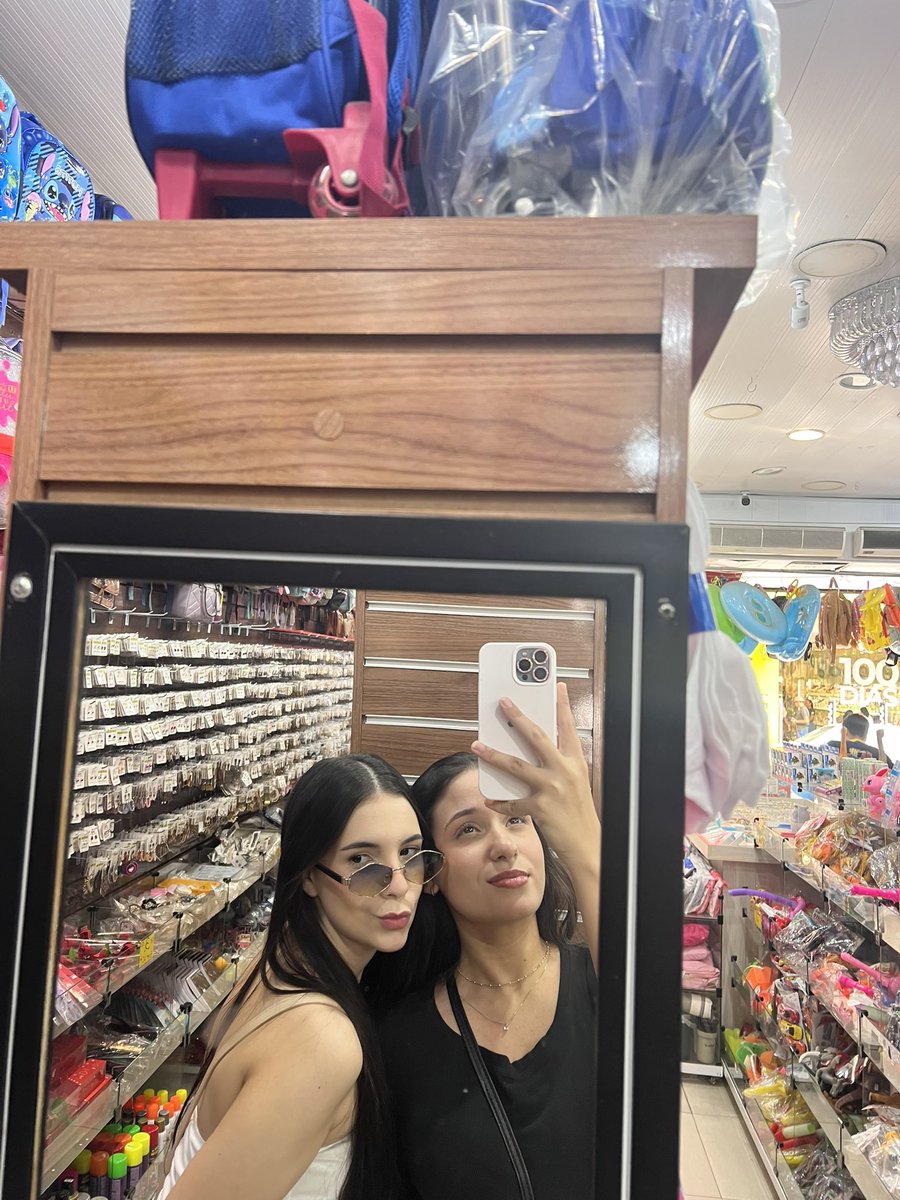 bynunnez's tweet photo. Eu e miga Clara na nossa ida no centro, várias comprinhas e um café superfaturado https://t.co/C9Zcw4ePBv