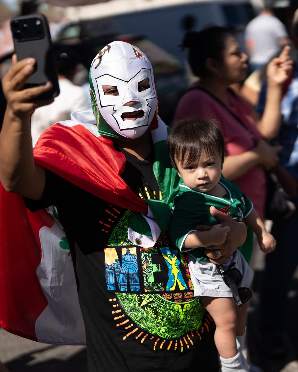 NYCMayor's tweet photo. La lucha por la independencia de México es el triunfo de un pueblo que decidió construir su propio futuro.

Hoy fue un orgullo ser el primer alcalde de Nueva York en marchar en el Desfile del Día de la Independencia de México en Sunset Park, junto a una comunidad que ha mantenido vivo su orgullo cultural durante generaciones.

Los mexicanos de Nueva York están en el corazón de nuestra ciudad y de su lucha por un futuro mejor.