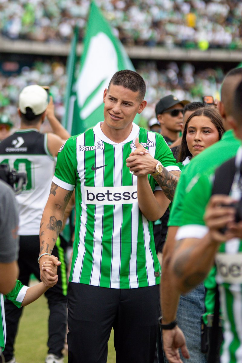 10SportsCo's tweet photo. 🏟️👏EL ATANASIO SE RINDIÓ ANTE JAMES©️🇨🇴

🇳🇬💚Los hinchas de Nacional llenaron el ‘Coloso de la 74’ para recibir con honores al histórico ‘10’ de la Selección Colombia.

📸 @mateomh05 

#10sportsco 

📲🔗 https://t.co/VBhYYMI6Jt https://t.co/1OmDkussq4