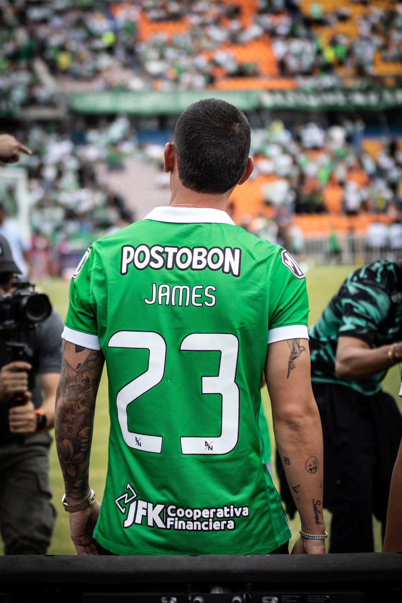 10SportsCo's tweet photo. 🏟️👏EL ATANASIO SE RINDIÓ ANTE JAMES©️🇨🇴

🇳🇬💚Los hinchas de Nacional llenaron el ‘Coloso de la 74’ para recibir con honores al histórico ‘10’ de la Selección Colombia.

📸 @mateomh05 

#10sportsco 

📲🔗 https://t.co/VBhYYMI6Jt https://t.co/1OmDkussq4