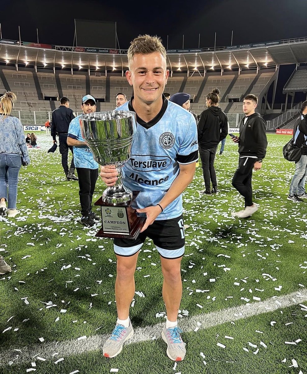 _LBDTW_'s tweet photo. LONGO VA A MEJORAR 
LLEVABA MUCHO SIN JUGAR DE TITULAR 
ES UN TIPO QUE SE BANCO LA MALA 
UN TIPO QUE SIEMPRE DIO TODO Y LA ACTITUD NUNCA LA NEGOCIÓ
LE HAN PASADO MUCHAS COSAS EN LA VIDA PERO SIEMPRE SE LEVANTÓ Y SE VA A VOLVER A LEVANTAR PORQUE EL VIVE A LO BELGRANO. 

VAMOS SANTI LONGO, VAMOS CAPITÁN, VAMOS PIBITO DEL CLUB, VAMOS EL 5 DEL ASCENSO Y VAMOS EL 5 DEL CAMPEÓN.