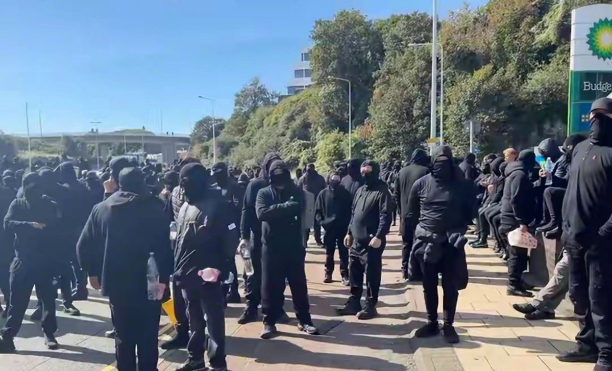 miren_41319's tweet photo. 笑s我了！

2019年英国在香港收买培养了一大批人蒙面抗议，故意恶心中国。

现在英国人也开始蒙面抗议非法移民了，英国警方表示，不能蒙面，蒙面应该认定为违法行为。 ​然而，事情越演愈烈，现在好多蒙面人直接抗议要求威尔士苏格兰独立🤣🤣🤣
这回旋镖 https://t.co/eOZaKJceZO