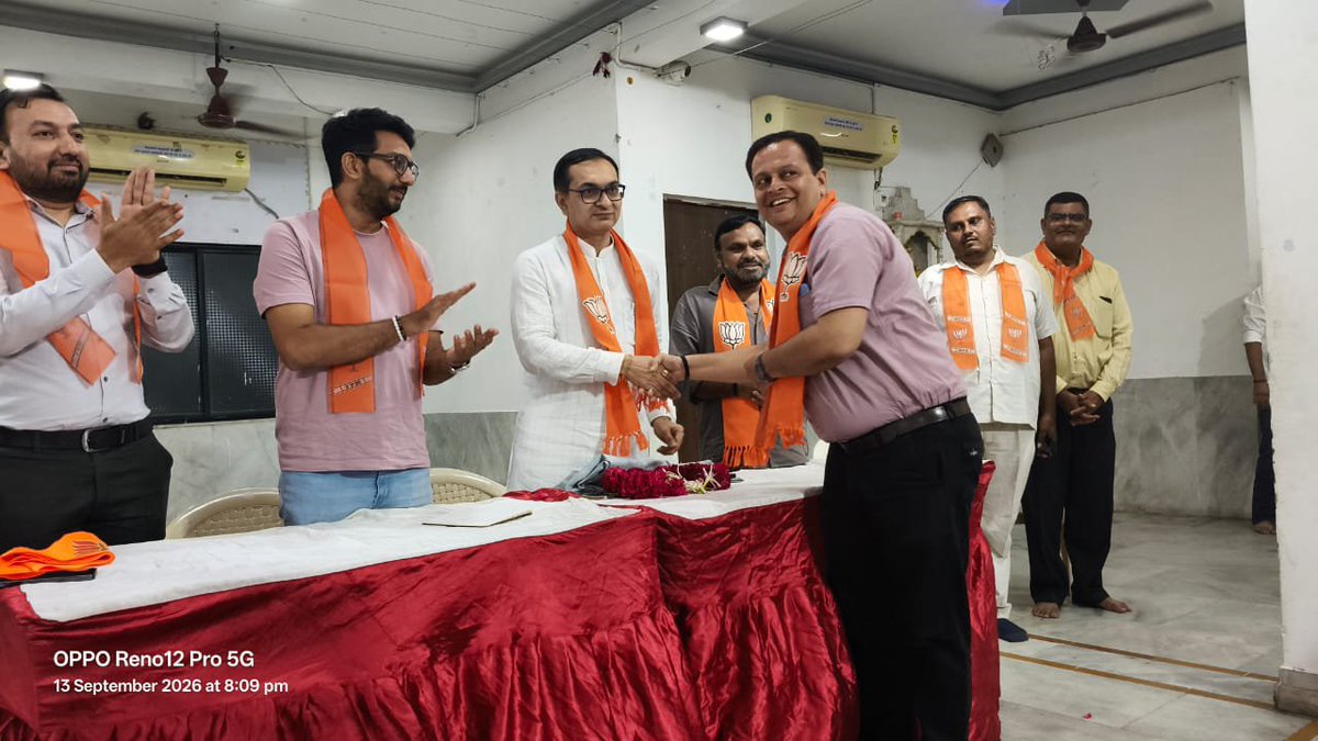 BJPStadiumWard's tweet photo. સ્ટેડિયમ વોર્ડ ખાતે કર્ણાવતી મહાનગર અધ્યક્ષ શ્રી @PrerakshahBJP સાહેબ, શ્રી નરેન્દ્રભાઈ પરમાર, વિધાનસભા પ્રભારી શ્રી જીગ્નેશ પટેલ,વોર્ડ પ્રભારી શ્રી @UnmilHathi ભાઈની વિશેષ ઉપસ્થિતિમાં સાથે જ વોર્ડના પ્રમુખશ્રી,મહામંત્રીશ્રીઓ, કાઉન્સિલરશ્રીઓ, હોદ્દેદારો ની હાજરીમાં ટિફિન બેઠક થઈ. https://t.co/1tBISNNRfA