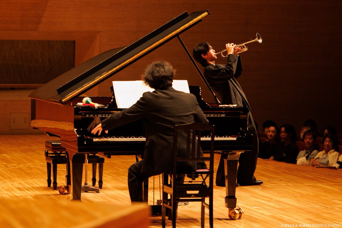 Kajimoto_News's tweet photo. 【#北村朋幹】
トランペット #児玉隼人 さんと初共演🎺細川「霧のなかで」から北村のヤナーチェクのピアノソロで繋げ、ヒンデミットからリゲティ、ピルスまで。変幻自在な2人の音楽。大阪、名古屋、福岡と続き、最終公演のサントリーホールは満席のお客様に迎えられ、素晴らしいツアーとなりました👏 https://t.co/8XfaghLv28