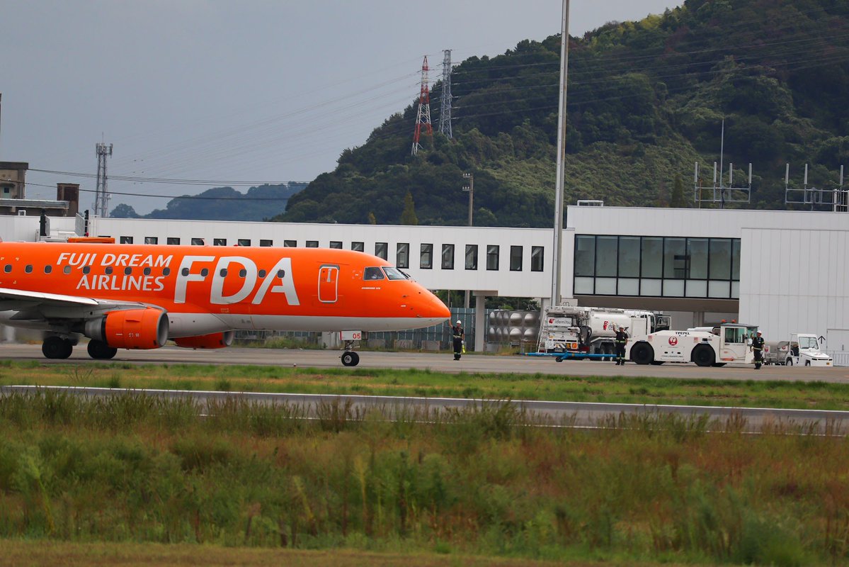 TWILIGHT0241's tweet photo. ⁡先日のFDA Embraer E175STD JA05FJ みかんちゃん🍊⁡
⁡⁡
⁡チャーターで富山 TOYへ⁡
⁡⁡
⁡グラハンさん達がお見送り👋⁡
⁡2026.9.7 MYJ/RJOM⁡ https://t.co/J2bxduAo46