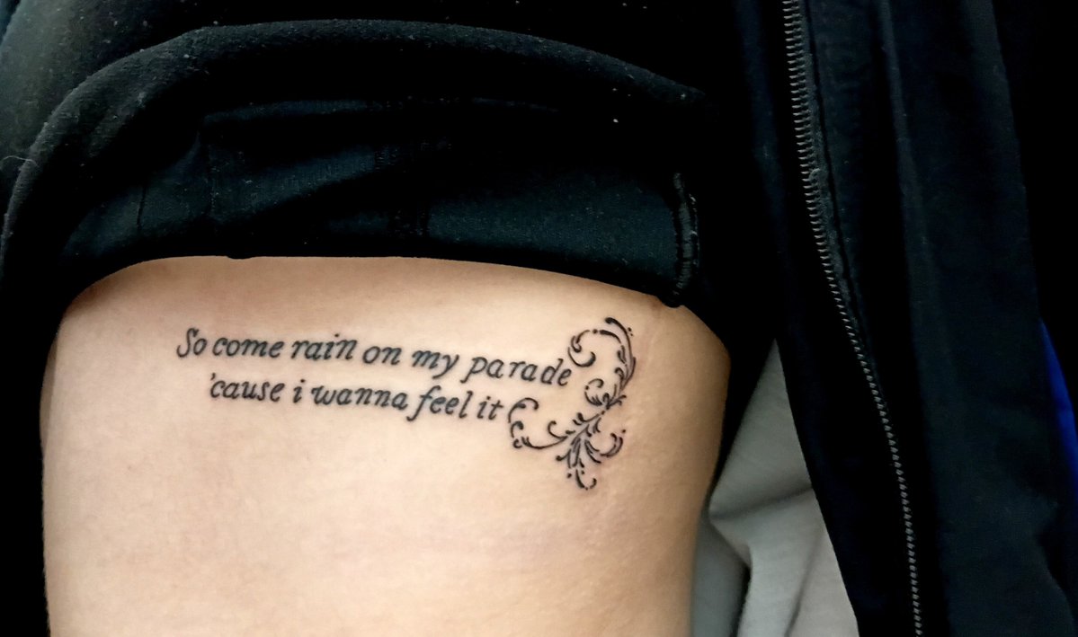 euyazy's tweet photo. Eu tenho uma frase tatuada na minha costela que diz o seguinte https://t.co/DIist4kC7n