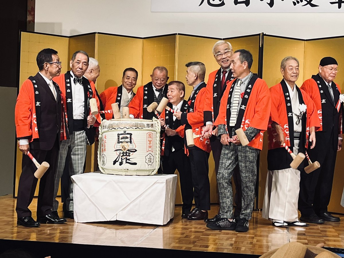 nijitomomi's tweet photo. @HgZ6F9iFfu06Xw2 オール巨人師匠🙇‍♀️
幸枝若師匠の祝賀会、ありがとうございました🙇‍♀️
お写真も撮って頂きまして、とっても嬉しかったです🙇‍♀️
凄く豪華な会で、ずーっと目がキラキラしていました✨
巨人師匠の浪曲、ぜひぜひお聴きしたいです✨
これからも浪曲界をどうぞよろしくお願いいたします🙇‍♀️ https://t.co/xi0idlSgEk