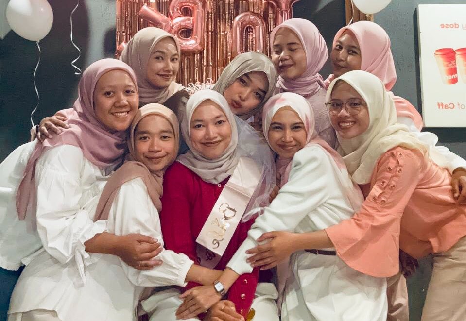 heyytataa_'s tweet photo. Bekerja di bawah perusahaan yang penuh tekanan ini, rezekiku adalah bertemu rekan kerja yang sebaik, seasik, dan sesuportif itu✨ https://t.co/XkW2NwAK5u