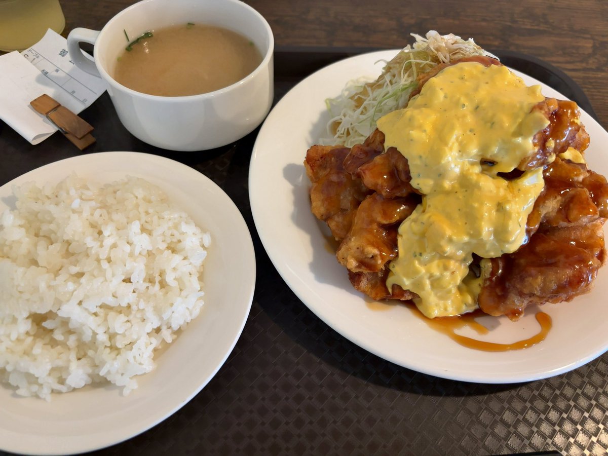 torohima's tweet photo. 数日前にお昼に食べたチキン南蛮セット。
鶏肉カリカリ！タルタルソースたっぷり！美味しいし満腹&amp;満足。
今度はハンバーグ食べてみよ‼️（すっごい迷ったのよ） https://t.co/L9ydZFFzsu