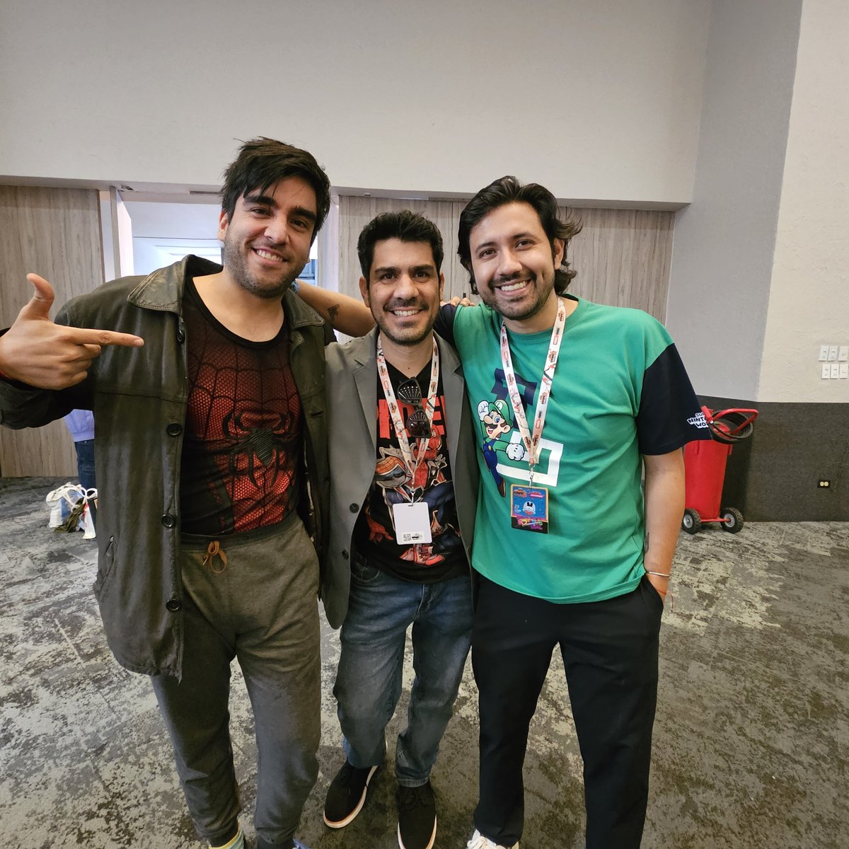 RedShockInc's tweet photo. Gracias a todos los que vinieron a saludarme y tomarse fotos en #animole4 siendo #spiderman!! 🤗🤗 qué increíble es encontrar a gente tan maravillosa que viene aquí a reír y recordar contigo 🤗🤗

#doblaje #anime #lamole #lamole2026

(Los envidiosos dirán que es i.a. 🤭🫠) https://t.co/jfyOqvYtsn
