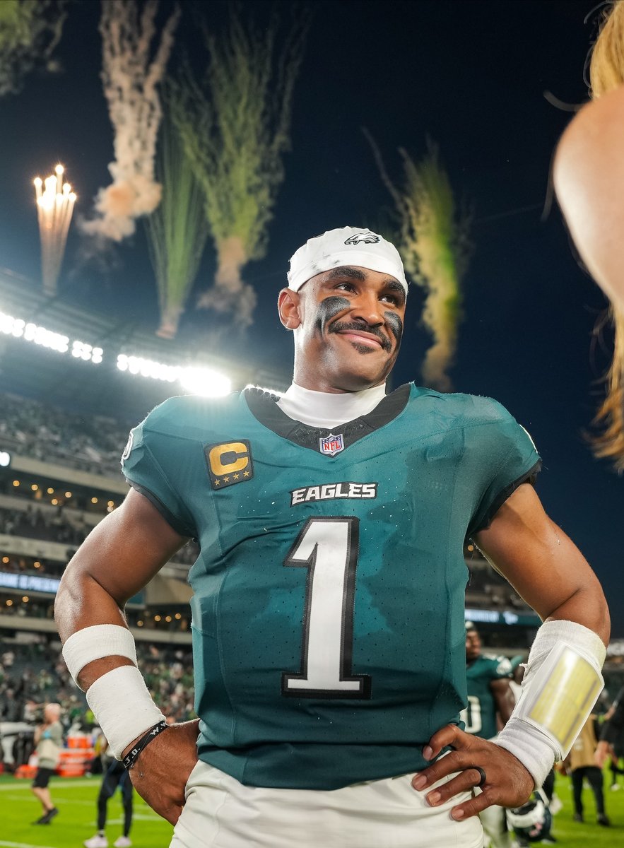 Eagles's tweet photo. Kept the main thing the main thing https://t.co/FxVDibYJsE