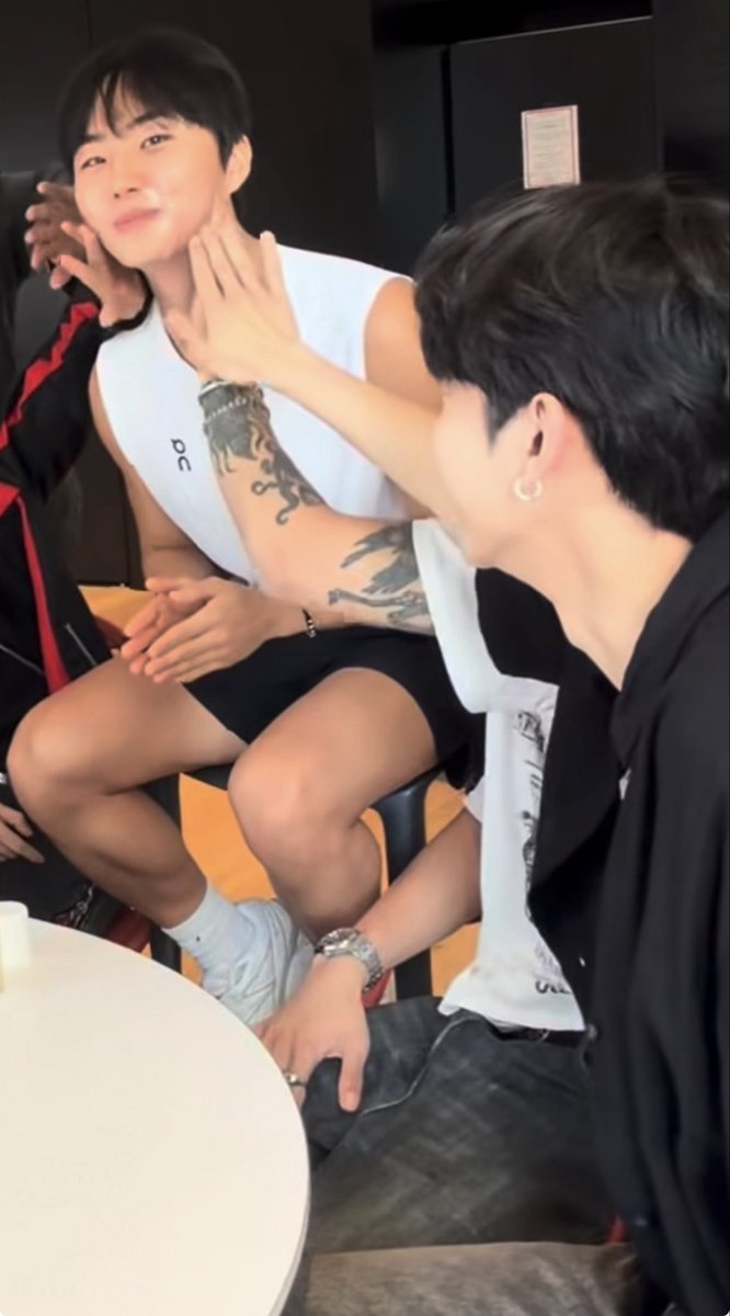 caprikenszn's tweet photo. daesung: help? 
ken: sure
justin: bakod de dios 

HAHHAHAHAHAHAHAHAHAHAHAHAHAHAHAHAHAHAHAHAHAHAHAHA ANO THOUGHT PROCESS MO SA MAKIKISALI KA PA NAK EH NA-BLEND NA NGANI 

#kentin https://t.co/P1tLCmYQv8