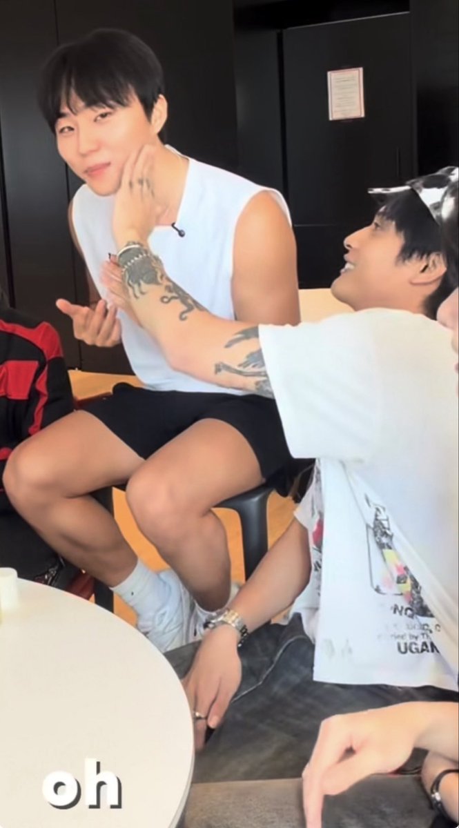 caprikenszn's tweet photo. daesung: help? 
ken: sure
justin: bakod de dios 

HAHHAHAHAHAHAHAHAHAHAHAHAHAHAHAHAHAHAHAHAHAHAHAHA ANO THOUGHT PROCESS MO SA MAKIKISALI KA PA NAK EH NA-BLEND NA NGANI 

#kentin https://t.co/P1tLCmYQv8
