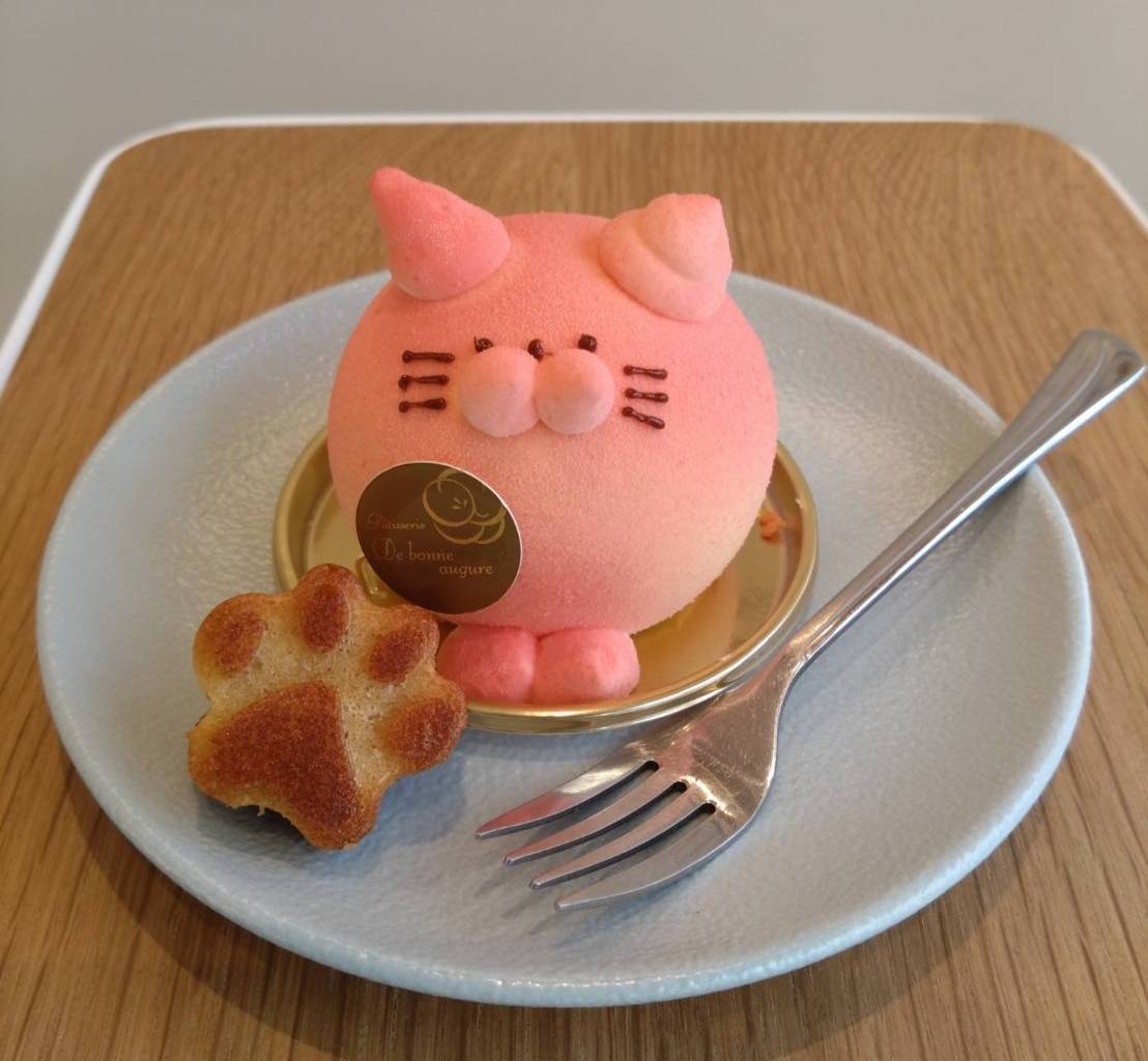 yushima_neko's tweet photo. 【スタンプラリー参加店舗紹介】

パティスリー ドゥ ボンヌ オーギュル

ねこまつり期間には、かわいい「ねこ型スイーツ」をご用意しております。
今回も白猫、茶猫、チェシャ猫と、バラエティー豊かなねこたちが皆様のご来店をお待ちしております！

ねこまつり開催期間
2026.9.16 - 10.12

#ねこまつりat湯島
#スタンプラリー
#文京区