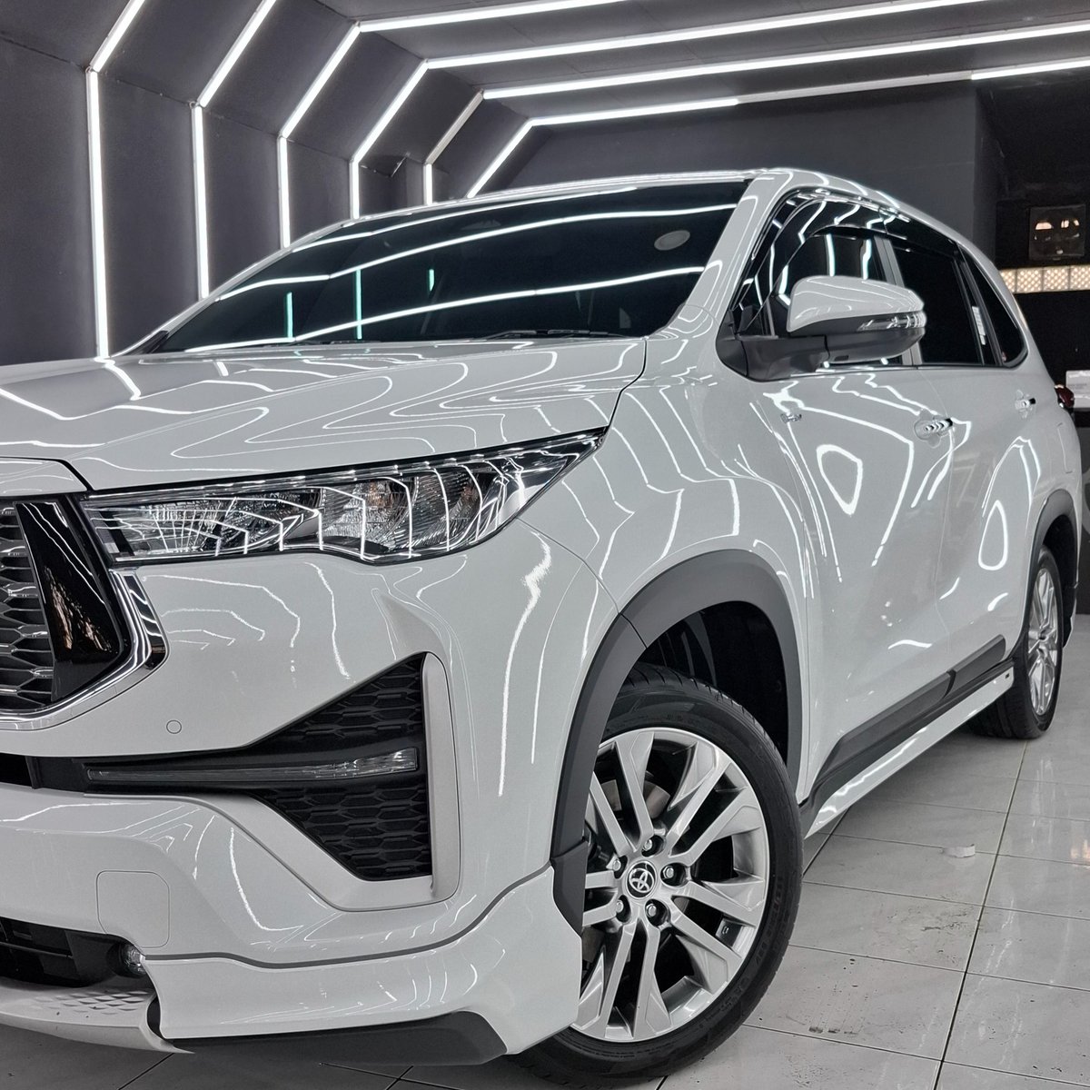 DerenSay's tweet photo. Toyota Innova Zenix tampil lebih glossy setelah Nano Ceramic Coating di Scuto Yasmin. Lindungi cat dari kusam, menguning, cuaca ekstrem, dan buat perawatan lebih mudah. Booking sekarang sebelum terlambat! https://t.co/8z5HgK4KZJ
