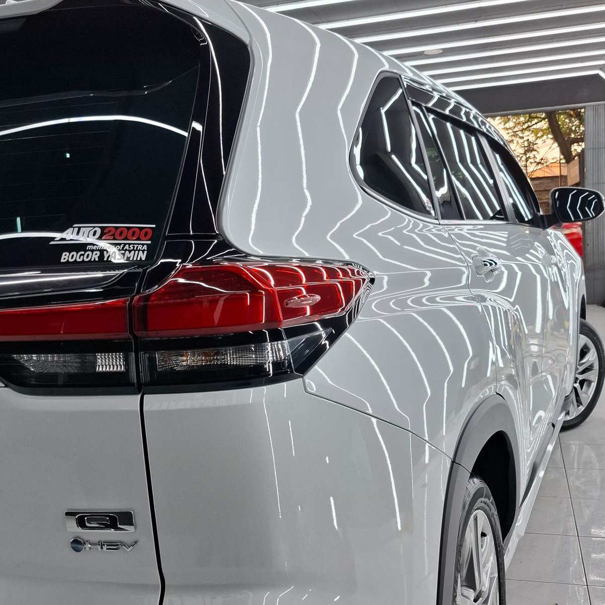 DerenSay's tweet photo. Toyota Innova Zenix tampil lebih glossy setelah Nano Ceramic Coating di Scuto Yasmin. Lindungi cat dari kusam, menguning, cuaca ekstrem, dan buat perawatan lebih mudah. Booking sekarang sebelum terlambat! https://t.co/8z5HgK4KZJ