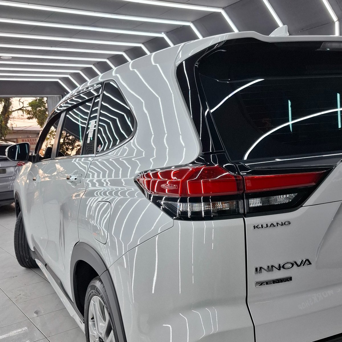 DerenSay's tweet photo. Toyota Innova Zenix tampil lebih glossy setelah Nano Ceramic Coating di Scuto Yasmin. Lindungi cat dari kusam, menguning, cuaca ekstrem, dan buat perawatan lebih mudah. Booking sekarang sebelum terlambat! https://t.co/8z5HgK4KZJ