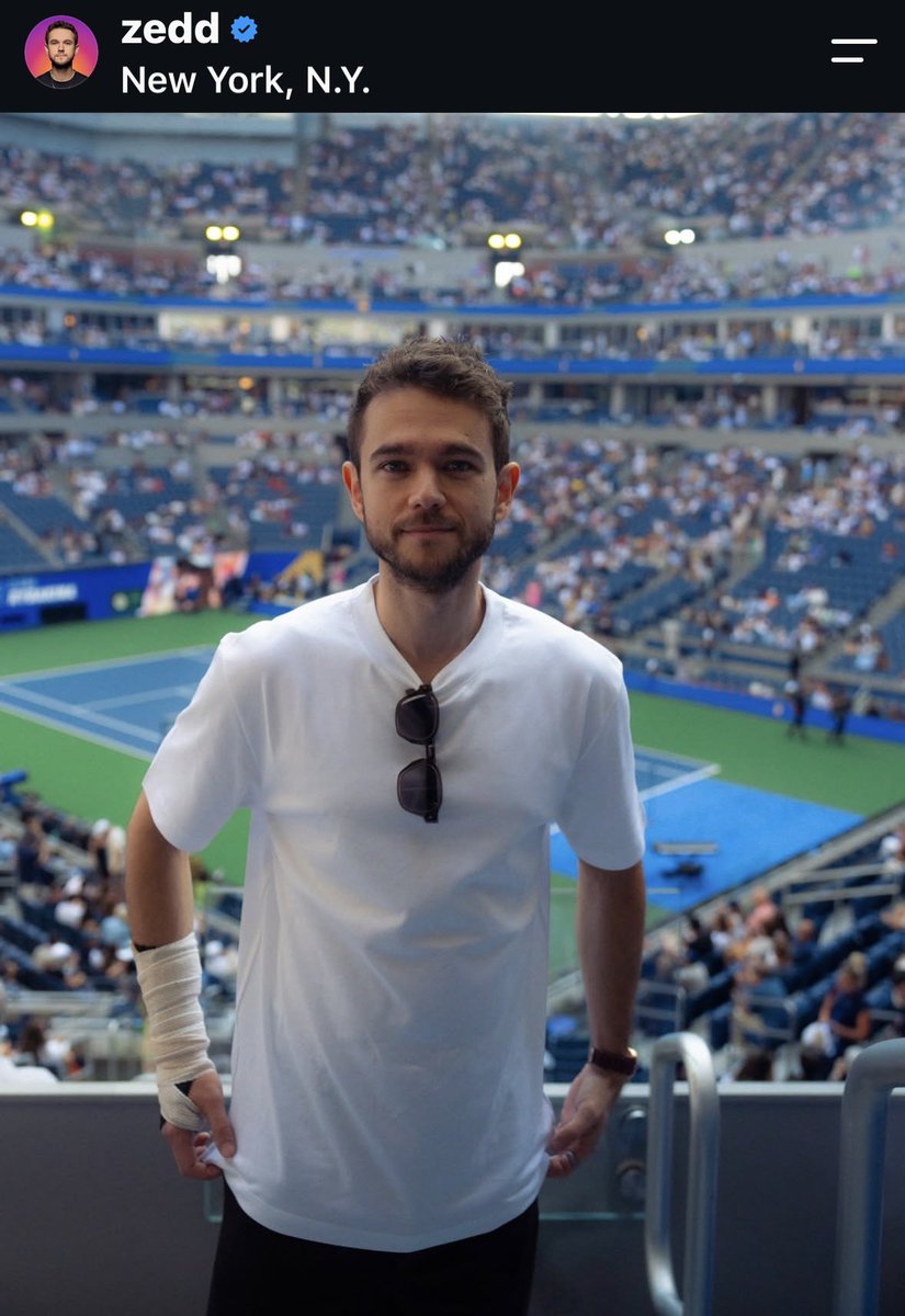 zedd_japan92's tweet photo. 🎾🇺🇸 Zedd × US Open 🇺🇸🎾

Zeddがニューヨークで開催された
全米オープン 女子シングルス決勝
の公式アフターパーティーに出演！

9月12日ニューヨークのLouis Armstrong Stadiumにて女子シングルス決勝の熱戦を終えた会場を、
Zeddが最高のダンスフロアへ🔥🎧

よく見ると右手にギプス付けてますね😭 この前言っていた怪我、無事に手当が出来て、元気そうにライブしてますね    良かった😭

#Zedd @Zedd #USOpen