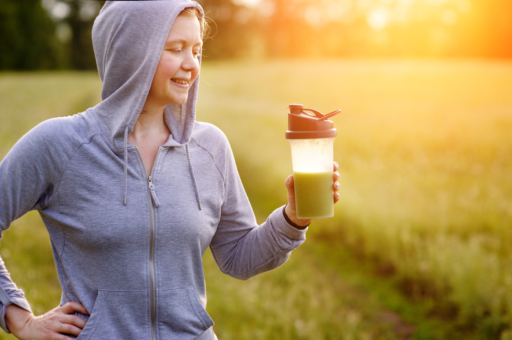 EloyGramberg's tweet photo. A 10-minute daily walk + staying hydrated with 1.5L water = small, sustainable habits that boost your energy and mood! ♀ https://t.co/VBCW65YtBX