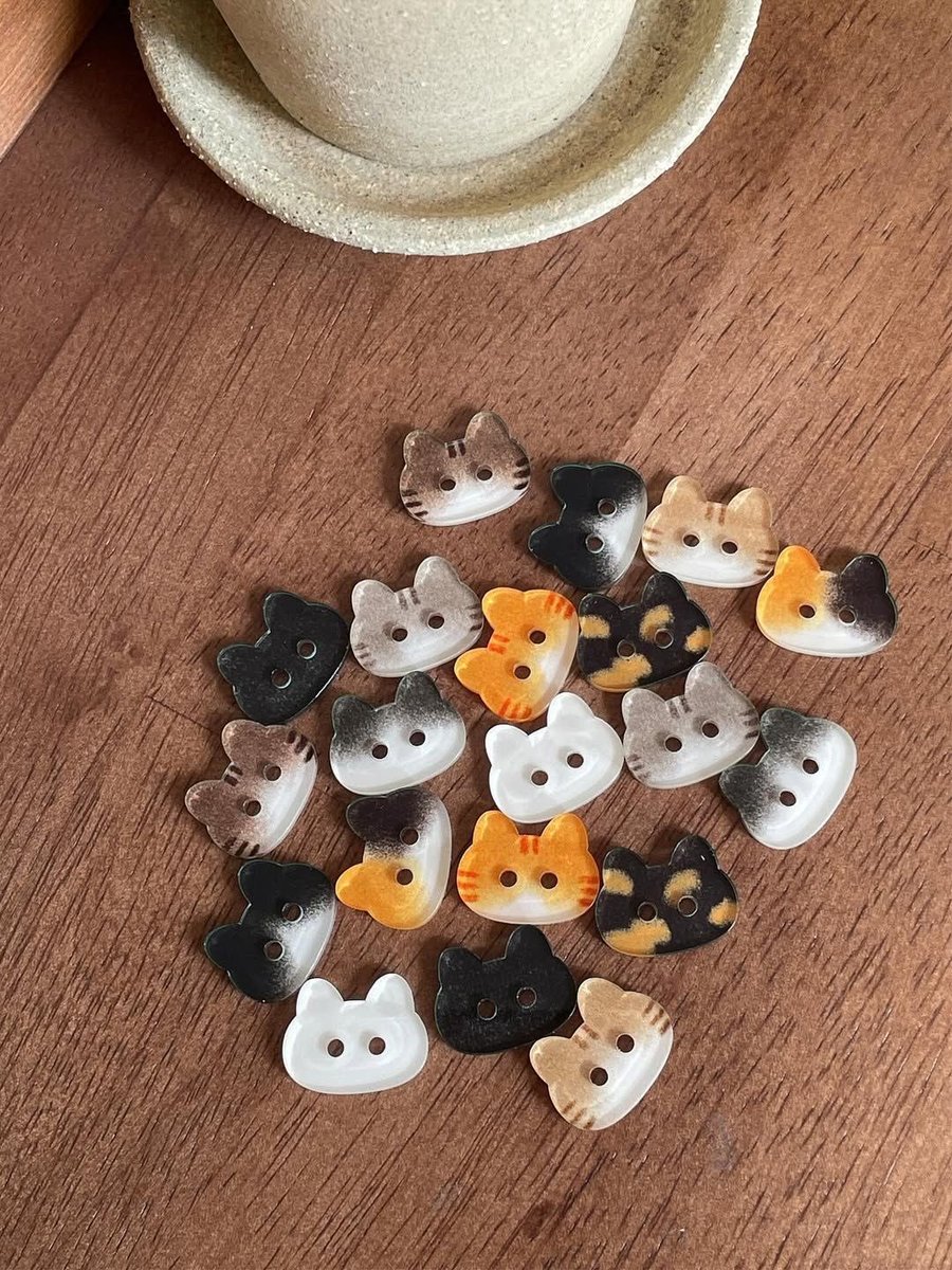 calmlivng's tweet photo. cat buttons https://t.co/FsKL6Y6vle