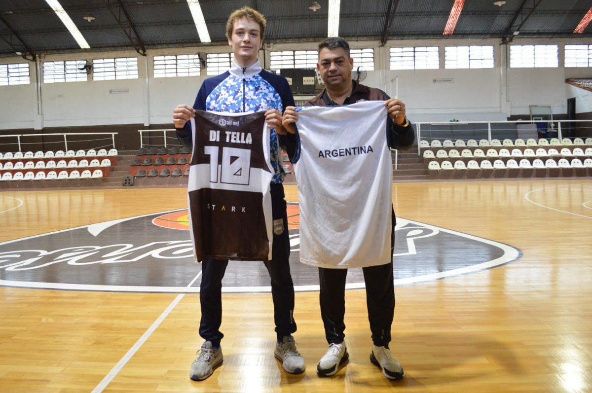 caplatense's tweet photo. 🤺 Pascual Di Tella, argentino 🇦🇷 y Calamar 🦑, ganó la medalla de oro en esgrima de los Juegos Suramericanos 2026, la primera para nuestro país.

✔️ Venció al venezolano Eliecer Romero y se convierte en el primer esgrimista argentino desde 1990 en lograrlo.

🥇 ¡Felicitaciones Pascual!

#𝐎𝐫𝐠𝐮𝐥𝐥𝐨𝐌𝐚𝐫𝐫𝐨́𝐧🤎