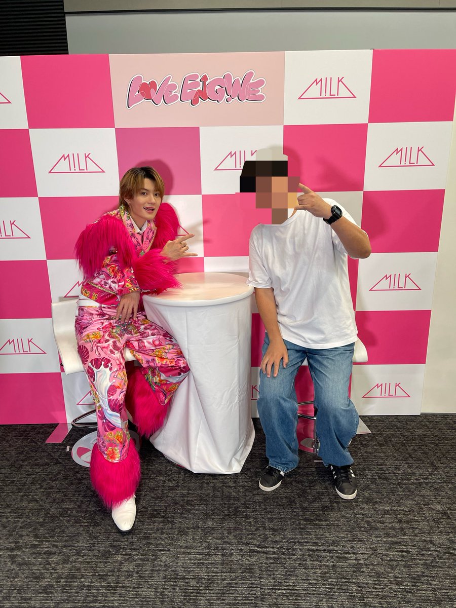 tomoatbm's tweet photo. ２回目になる佐野くんとのツーショ会へ。

おっさんのも載せておきます^_^

女性に見せる顔と違うって言うけど、変わら無い気がするんだよなぁ。むしろ、女性の時はキメ顔^_^

前回は坂上二郎になったけど、今回は回避できた！

佐野くんに会うより、女性の中で並んで待つのが緊張して汗だくでした。 https://t.co/ADzdd4uVlD