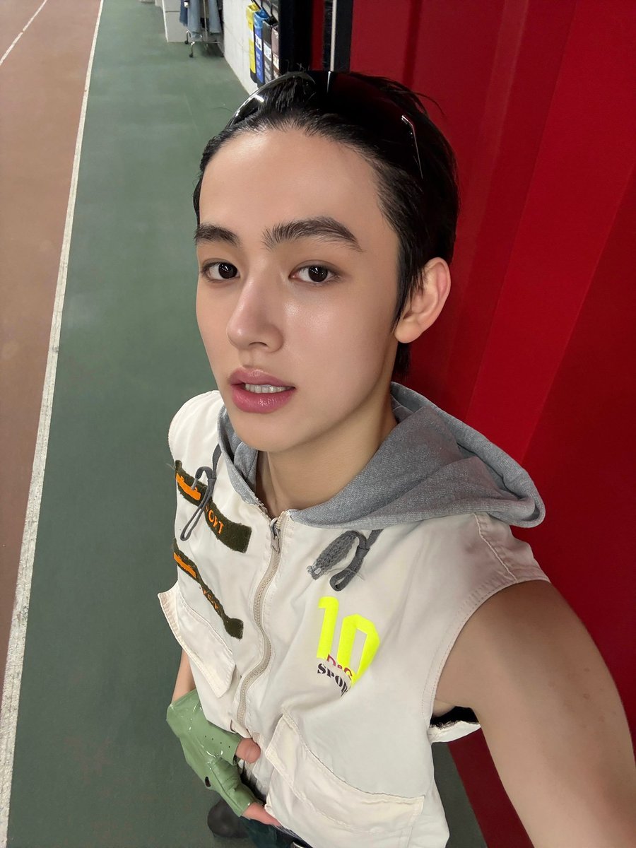hyeonjjamie's tweet photo. CANTIK BANGET ANJENGGG😭😭😭 (lovingly) https://t.co/kHcswQWD0h
