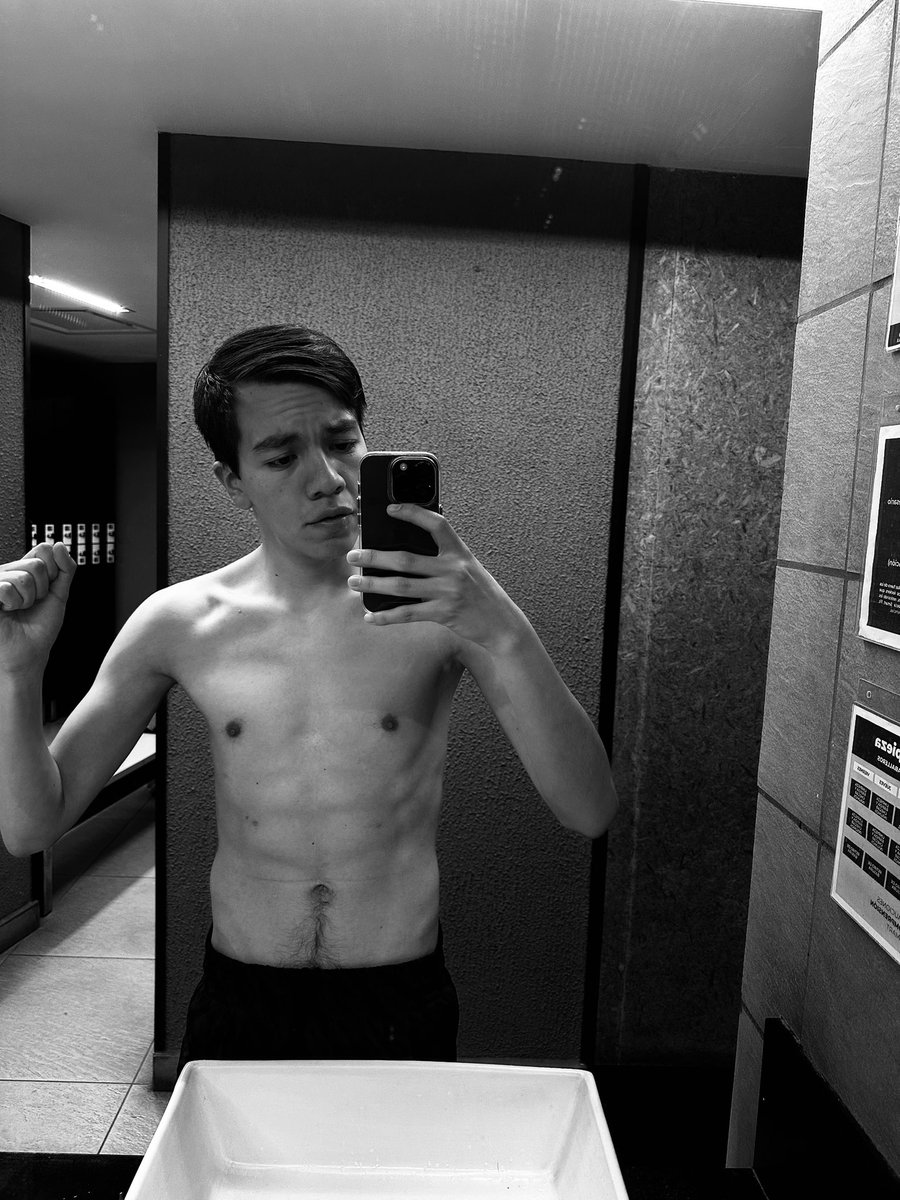diabolo_evan's tweet photo. Un año y medio, un muchacho y ganas de verse mejor. 💪🏻
Ahí voy, poco a poco. ✨

#gym #fitness #progreso #disciplina https://t.co/EEtaJI7Ve7