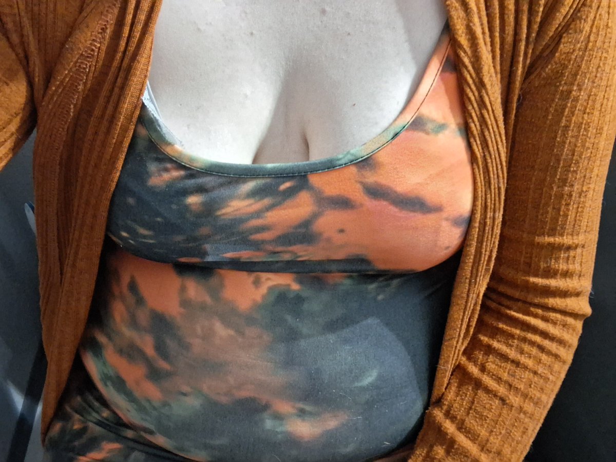 ElizabethMbmch's tweet photo. Go give my onlyfans some love I don't bite but I sure will purrr for you https://t.co/vjlQw1S2ih