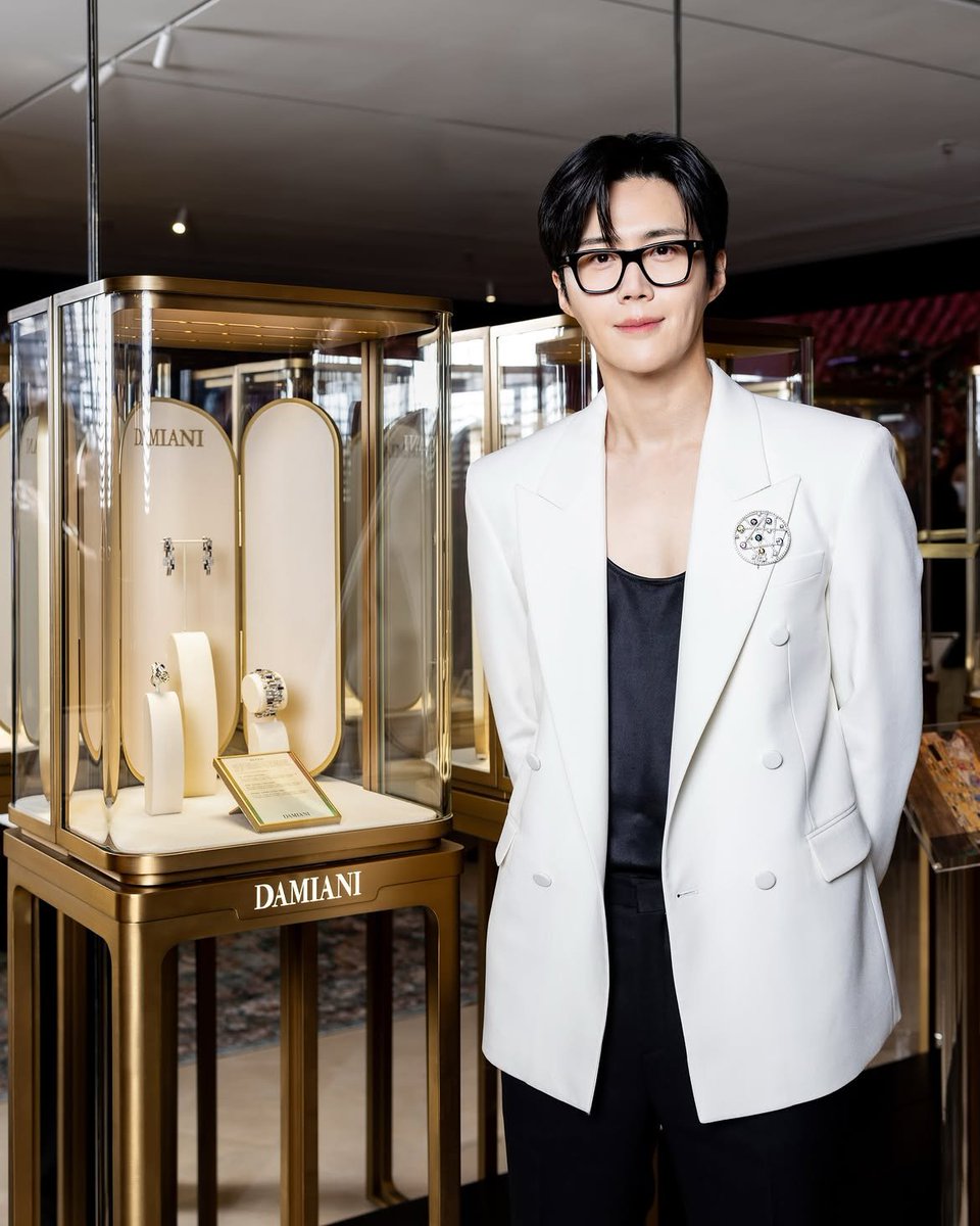 mamprelfer's tweet photo. marieclairekorea IG Update https://t.co/Dj70CPzwxW
