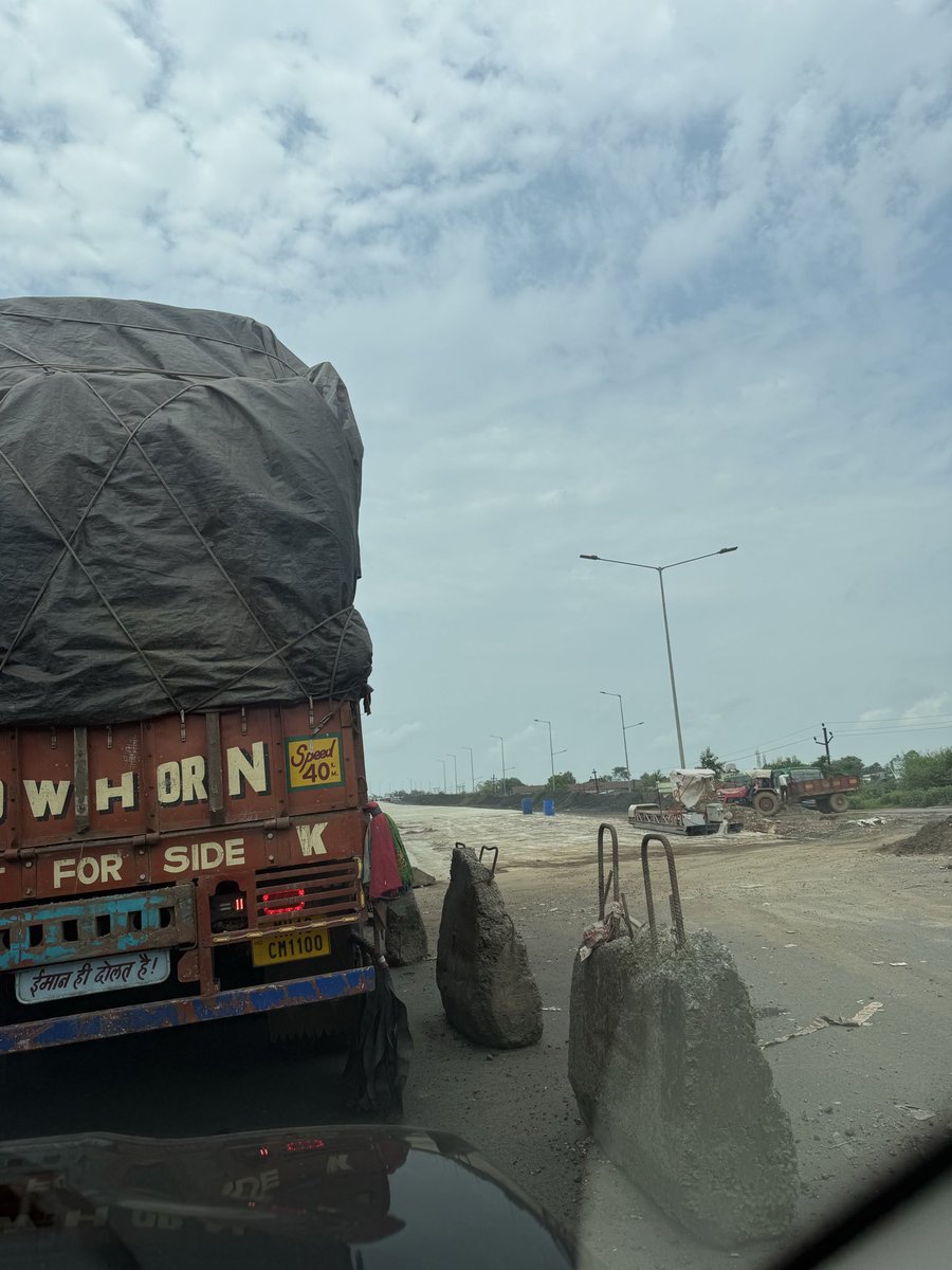prateek814's tweet photo. @NHAI_Official @nitin_gadkari this railway overbridge on nh 53 being built by Rajdeep buildcon pvt ltd is under construction for last 2-3, and is still not finished. Everyone gets stuck in the jam.  There is no traffic police, no construction workers etc to help move traffic. https://t.co/7CTAUP8pvt