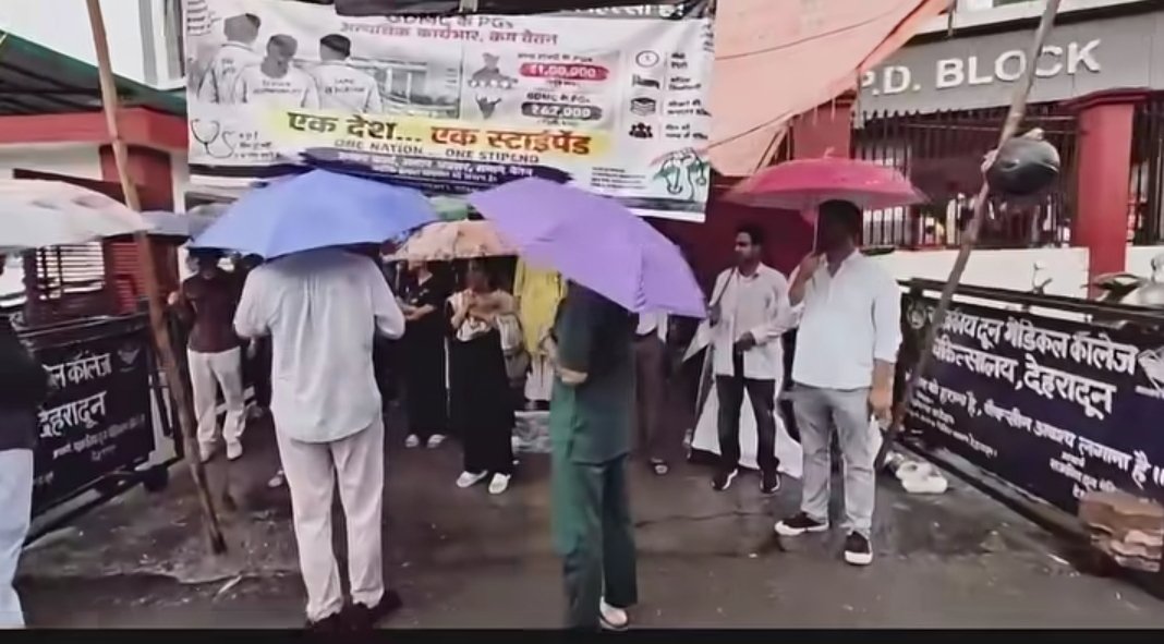 medicopenia_155's tweet photo. 7-Day Peaceful Protest ✊
📍 GDMC, Dehradun
Uttarakhand PG Residents work 400+ hours/month but receive only ₹60,000.
They deserve fair, dignified & regularly revised stipends—not disparity.
@pushkardhami @BJP4India
#UttarakhandPGResidents #OneNationOneStipend https://t.co/h10bDq2gAg