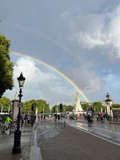 PJ_Yukon's tweet photo. A famous double rainbow appeared over Buckingham Palace on September 8, 2022 minutes after the official announcement of the Queen's death. ~ A sign she will always be with us. #HLM #QEll @KensingtonRoyal