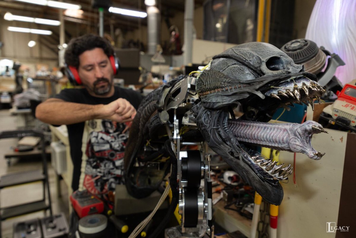 avpgalaxy's tweet photo. The Legacy Effects team work on Alien: Romulus' Xenomorph head in these behind-the-scenes stills! #AlienRomulus #Alien #Xenomorph #LegacyEffects #FedeAlvarez #ScorchedXenomorph https://t.co/tI1OVvcyca