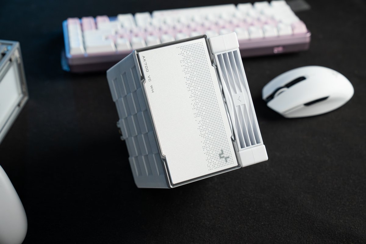 DeepCool_JAPAN's tweet photo. このホワイト、かなり好き。🤍

#DeepCool #クーラー #自作PC #ゲーミングPC #AK700VCWH #VC #ベイパーチャンバー https://t.co/pPGtaW7tEz