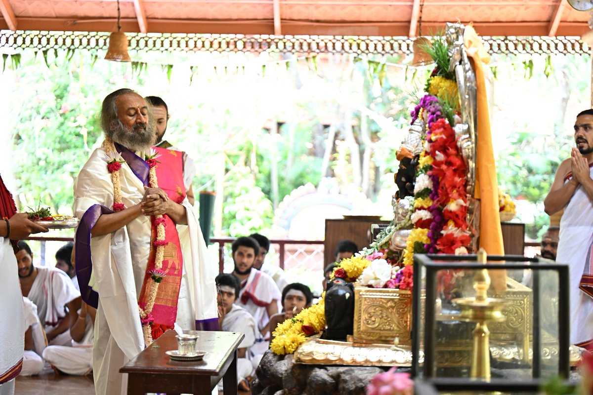 OfficeOfGurudev's tweet photo. Ganesh Chaturthi marks a unique art of reaching the formless Paramatma called Lord Ganesh by the repeated worship of his manifest form.

Best wishes for Ganesh Chaturthi from Sri Sri Gurukul today to all! 🙏 https://t.co/ppCcs2Bo5X
