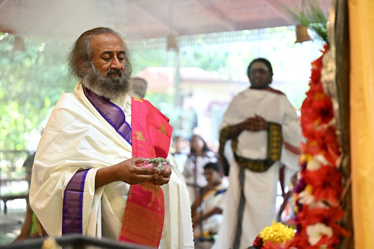 OfficeOfGurudev's tweet photo. Ganesh Chaturthi marks a unique art of reaching the formless Paramatma called Lord Ganesh by the repeated worship of his manifest form.

Best wishes for Ganesh Chaturthi from Sri Sri Gurukul today to all! 🙏 https://t.co/ppCcs2Bo5X