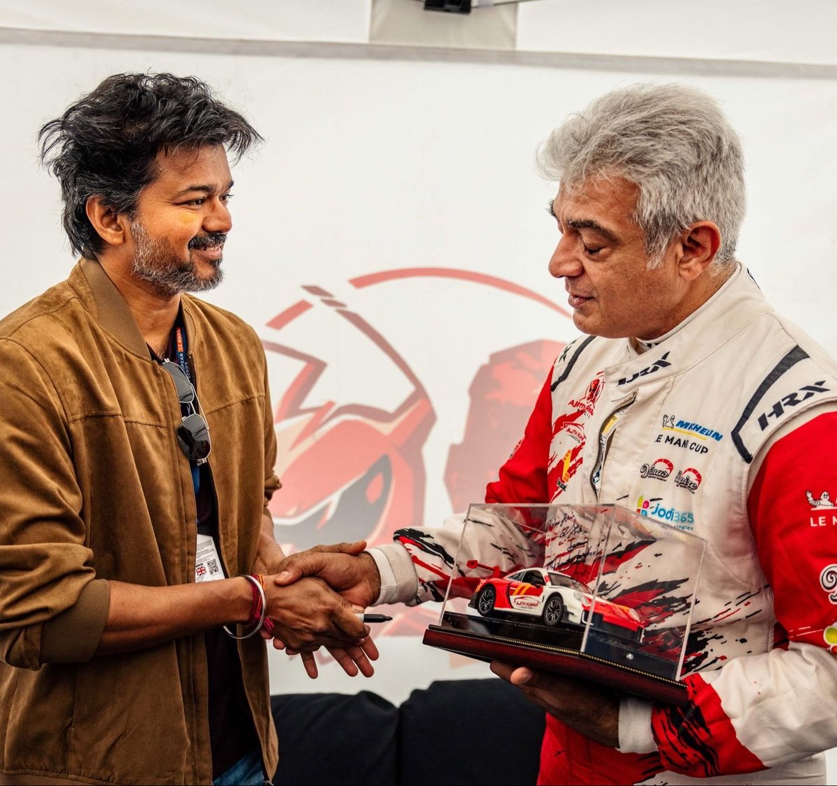 AVinthehousee's tweet photo. EXCLUSIVE: 

Thalapathy Honourable @CMOTamilnadu gifted Ajithkumar a car miniature as a token of love 😍🫶🏻 https://t.co/zpi6mZOg9A