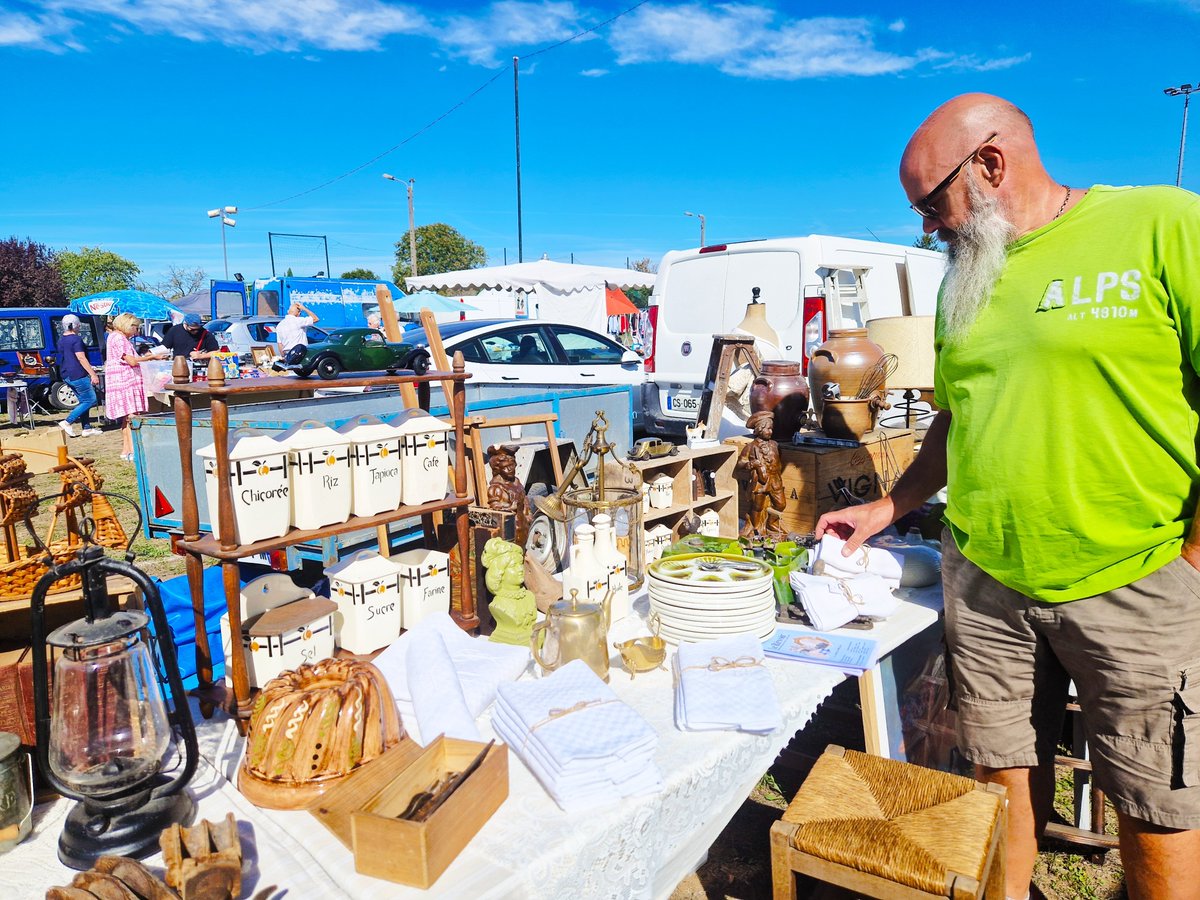 LaGrueGites's tweet photo. Brocante at Sigogne yesterday.  Glorious day. https://t.co/cfL5dOSHHZ