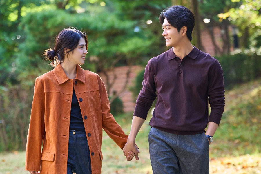 soompi's tweet photo. #KangTaeOh Makes Special Appearance As #HanSoHee’s Husband In New Film “#TheIntern”
https://t.co/wkmdzzbu2E https://t.co/foh5I8Zb4I