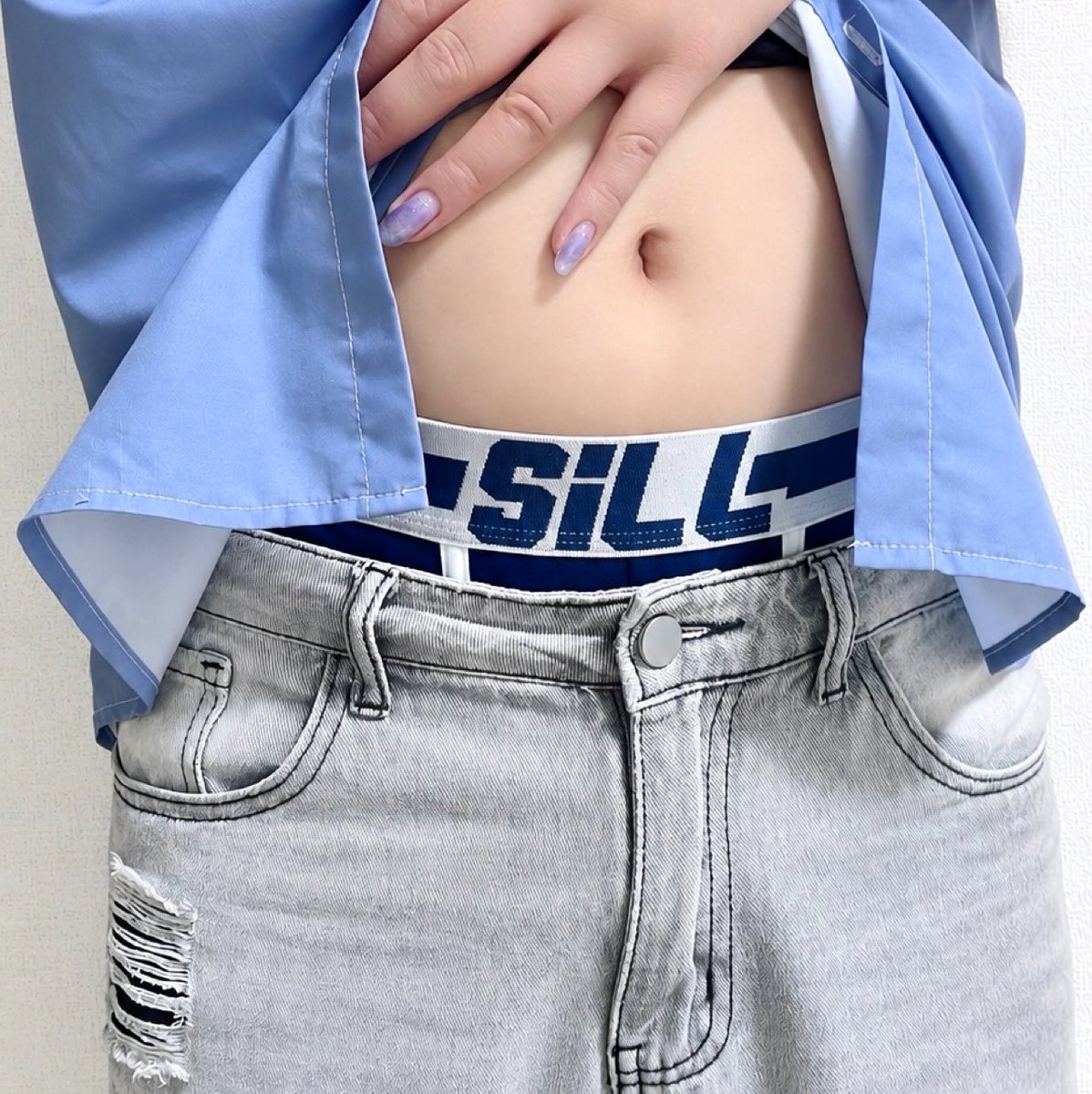 wr0cd7e21's tweet photo. 今日のパンツはこれ。「SiLL」のロゴがしっかり主張しててお気に入り。
チラ見えする感じもいい感じ👖✨
#SiLL #ボクサーパンツ https://t.co/jHW3XPb26P