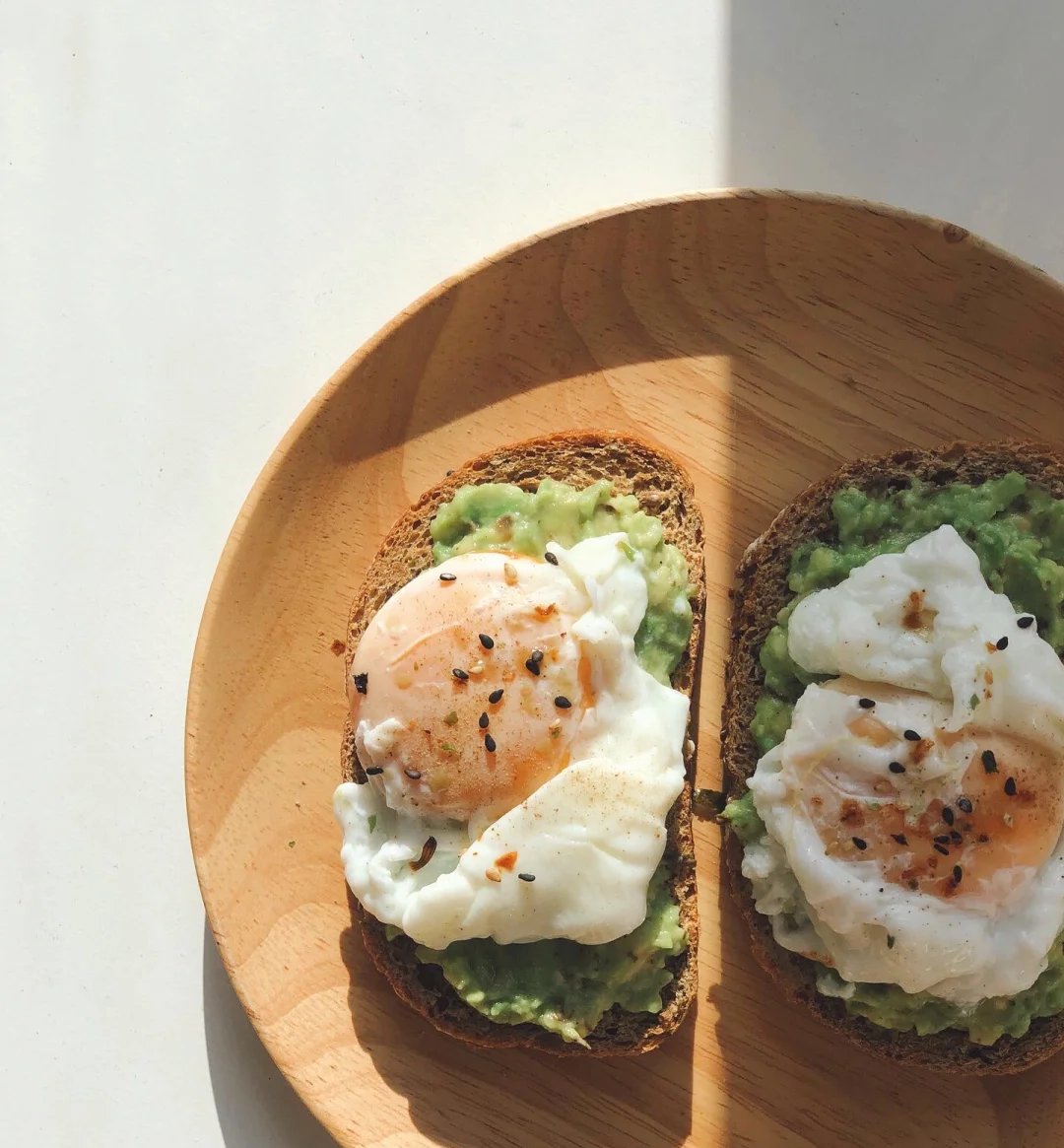 SoonBazydlwzz's tweet photo. [Tired of restrictive diets Try our 5-minute avocado egg toast: whole-grain bread + mashed avocado + a poached egg + black pepper. High in protein u0026 fiber, keeps you full for hours. Perfect quick, yummy lunch/snack for fat loss!]， https://t.co/o7IE7eelgH