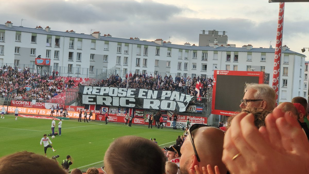 StephValdu2929's tweet photo. Soirée riche en émotions hier soir malgré une petite défaite.❤️🙏⚽
#brestpsg #hommage https://t.co/xHPncDTvgU