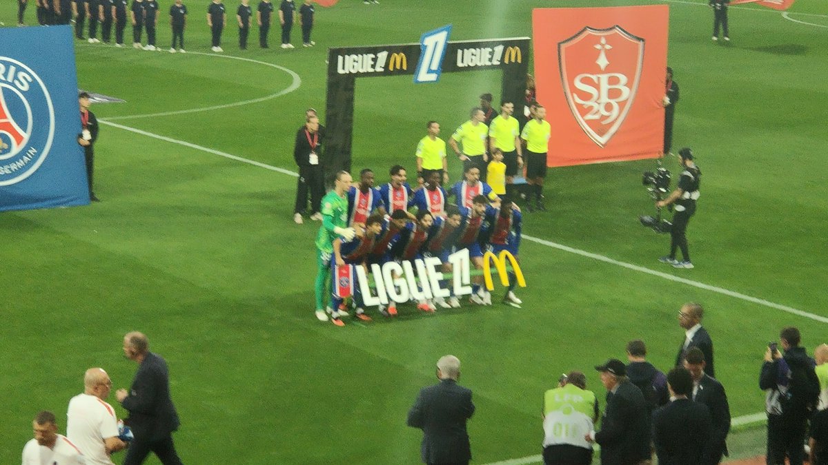 StephValdu2929's tweet photo. Soirée riche en émotions hier soir malgré une petite défaite.❤️🙏⚽
#brestpsg #hommage https://t.co/xHPncDTvgU